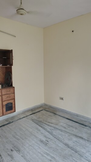 Room in 2.5 BHK Independent House at Sector 55 – for Rent