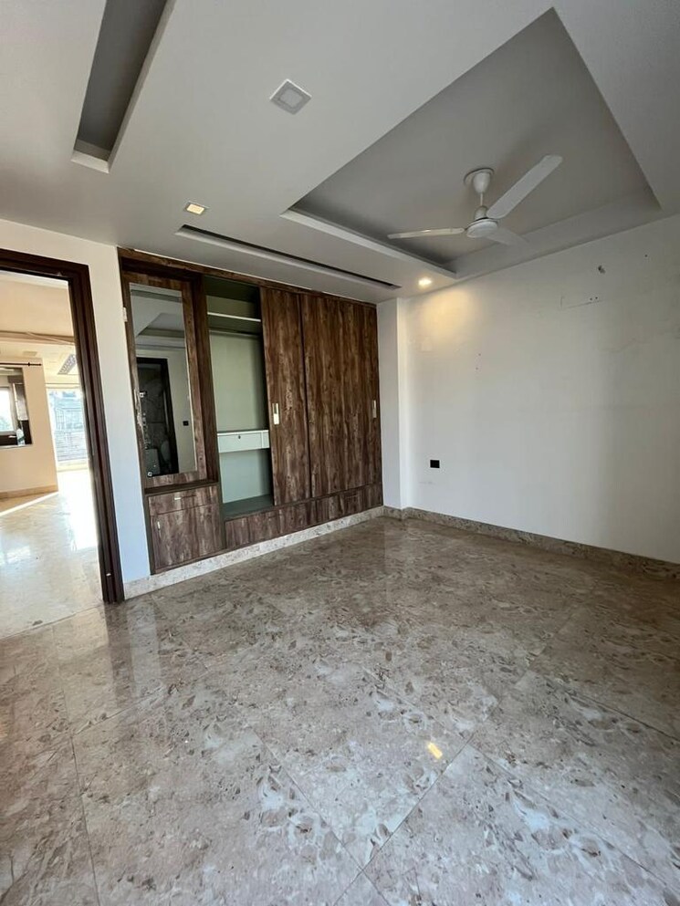 Room, sushant-vyapaar-kendra 3 Bedroom 300 Sq.Ft. Builder Floor In Sector 43 Gurgaon 9389578