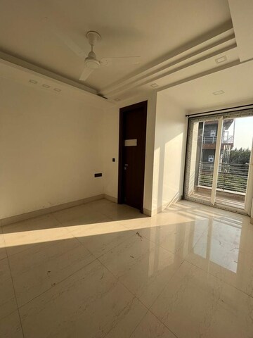 Room in 3 BHK Builder Floor at Sushant Vyapaar Kendra, Sector 43 – for Rent