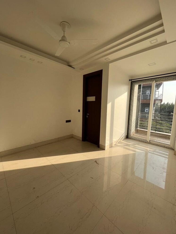 Room, sushant-vyapaar-kendra 3 Bedroom 300 Sq.Ft. Builder Floor In Sector 43 Gurgaon 9389578