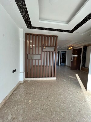 Building Lobby in 3 BHK Builder Floor at Sushant Vyapaar Kendra, Sector 43 – for Rent