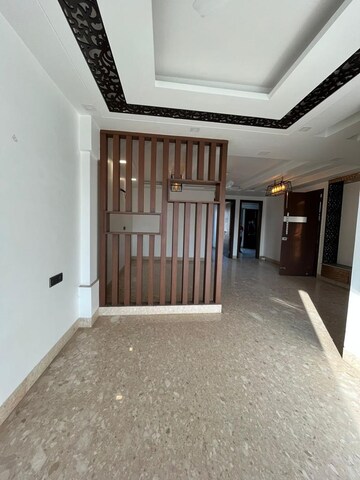 Building Lobby in 3 BHK Builder Floor at Sushant Vyapaar Kendra, Sector 43 – for Rent