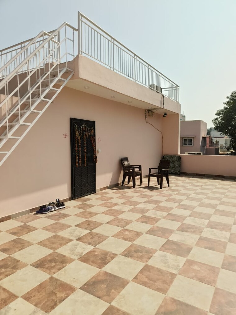 Terrace, vasant kunj 1 Bedroom 400 Sq.Ft. Apartment In Vasant Kunj Delhi 9389585