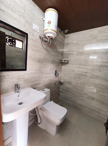 Bathroom in 1 BHK Builder Floor at Sector 40 – for Rent