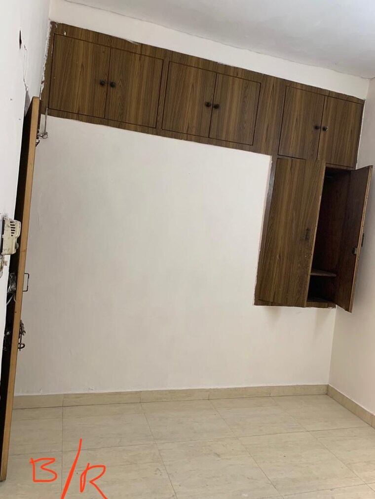 Room, mayur vihar 1.5 Bedroom 750 Sq.Ft. Apartment In Mayur Vihar Delhi 9389701