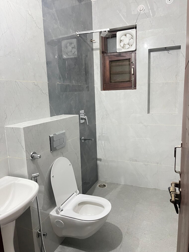 Bathroom, pithuwala kalan 3 Bedroom 1500 Sq.Ft. Builder Floor In Pithuwala Kalan Dehradun 9389729