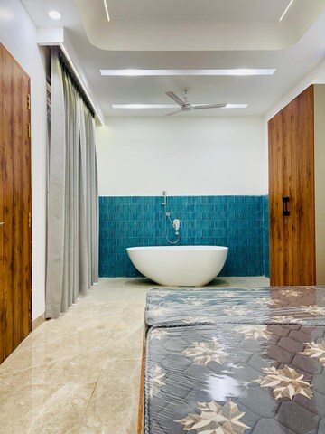 Bathroom in 1 BHK Builder Floor at Sector 32 – for Rent