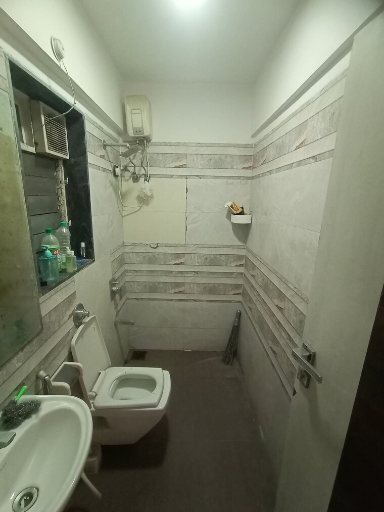Bathroom, azad nagar 2 Bedroom 700 Sq.Ft. Apartment In Azad Nagar Mumbai 9389952