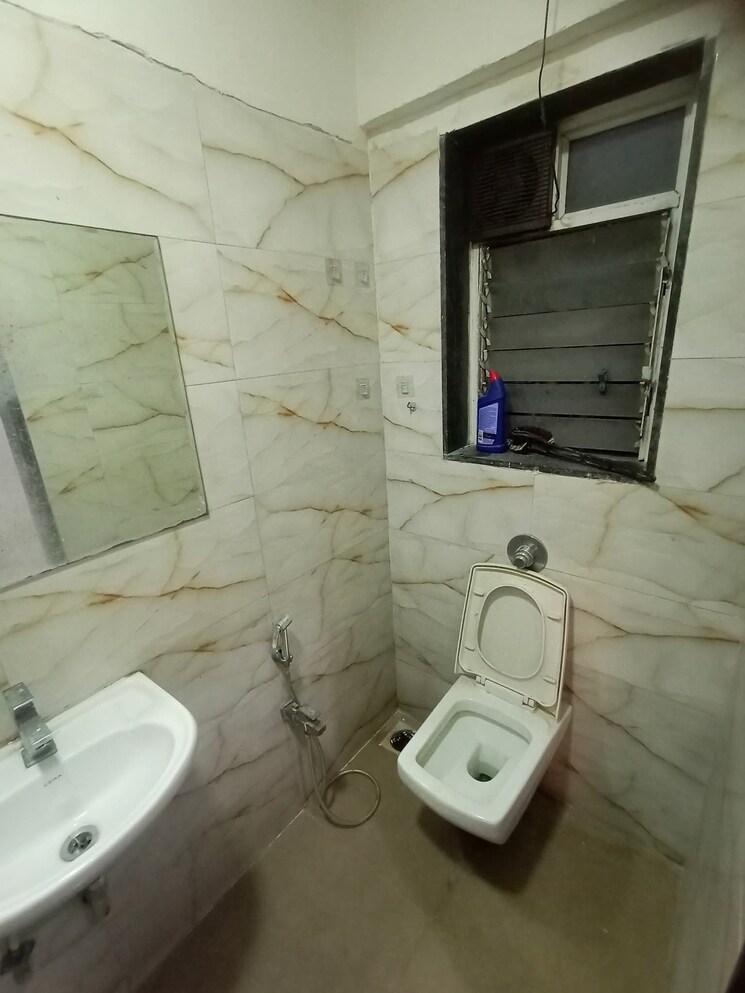 Bathroom, azad nagar 2 Bedroom 700 Sq.Ft. Apartment In Azad Nagar Mumbai 9389952