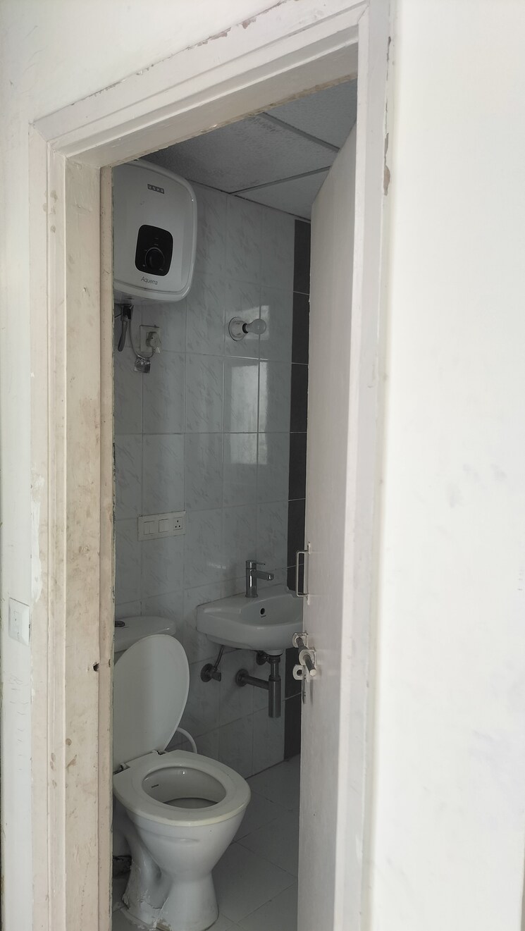 Bathroom, omaxe-new-heights 3.5 Bedroom 1640 Sq.Ft. Apartment In Sector 78 Faridabad 9389995