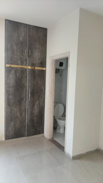 Furnished Amenities in 3.5 BHK Apartment at Omaxe New Heights, Sector 78 – for Rent