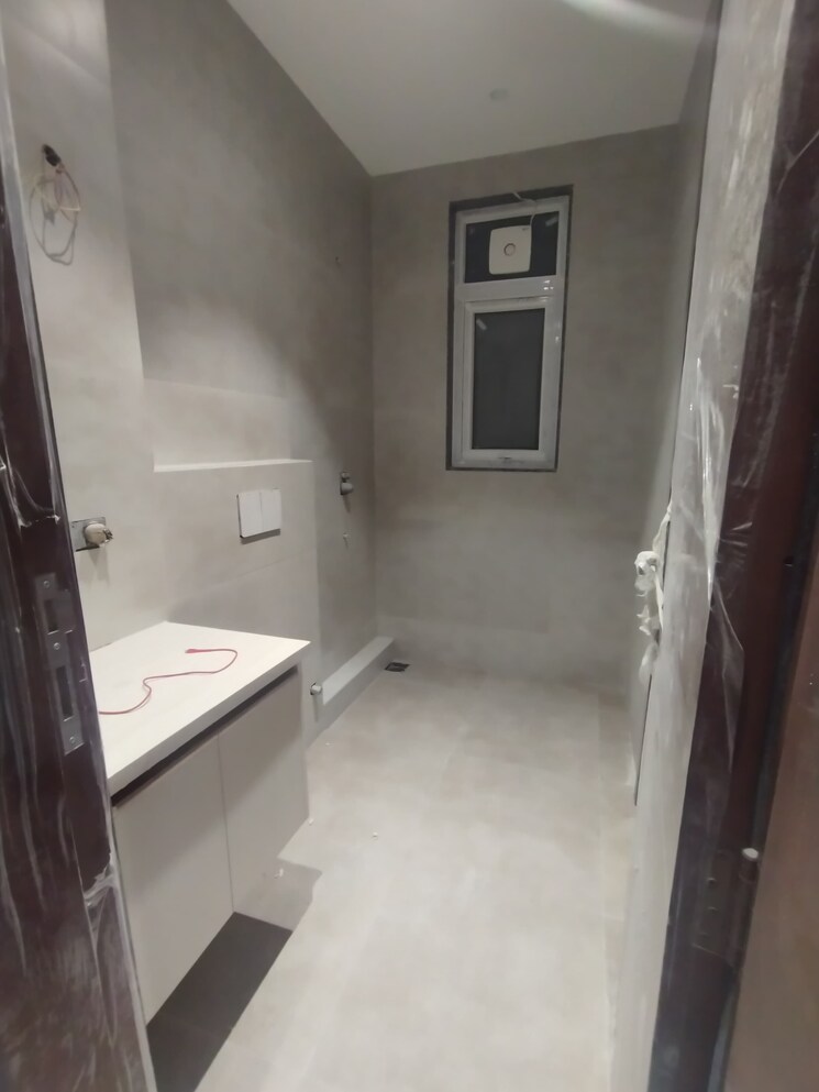Bathroom, chittaranjan park 3 Bedroom 1125 Sq.Ft. Builder Floor In Chittaranjan Park Delhi 9390069