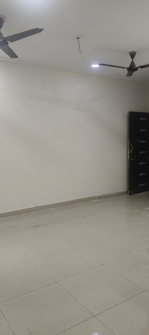 Room in 2 BHK Apartment at Gaur City 2 - 12th Avenue, Sector 16c Greater Noida – for Rent