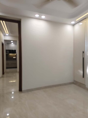 Room in 4 BHK Apartment at Vasant Kunj – for Sale