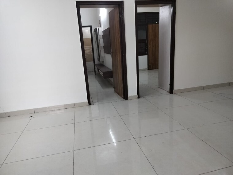 Room, vip road 3 Bedroom 1800 Sq.Ft. Apartment In Vip Road Zirakpur 9390134