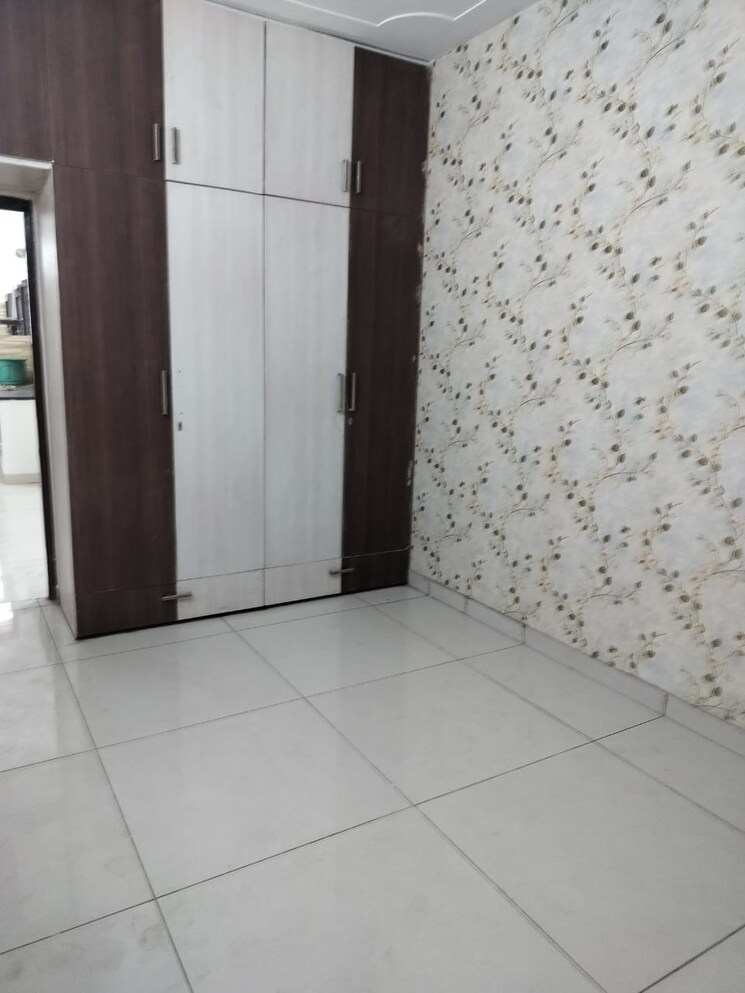 Room, vip road 3 Bedroom 1800 Sq.Ft. Apartment In Vip Road Zirakpur 9390134