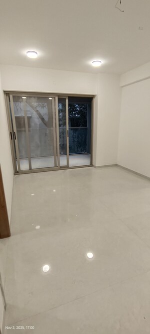 Room in 3 BHK Apartment at Mayur Colony – for Sale