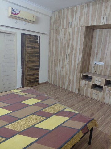 Bedroom in 2 BHK Builder Floor at Sector 40 – for Rent