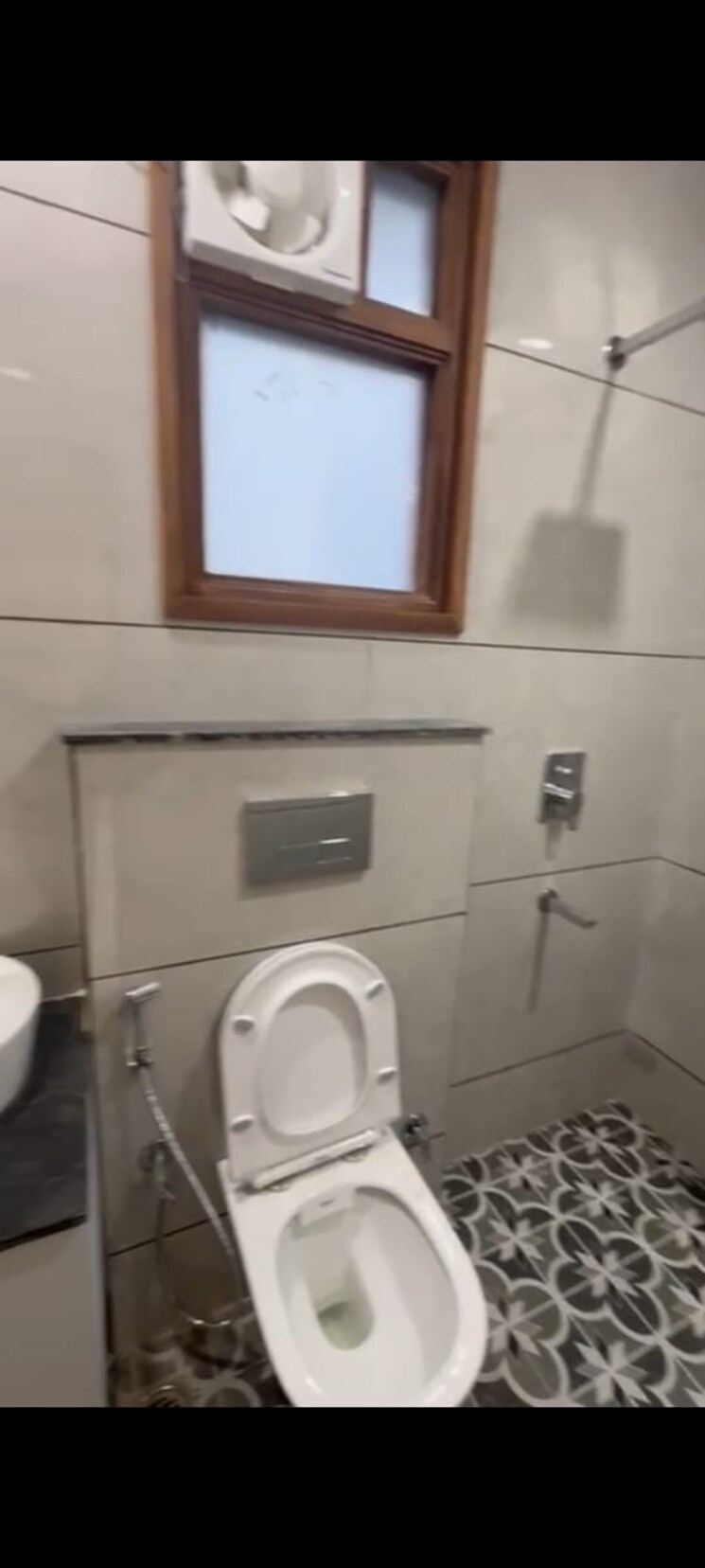 Bathroom, malviya nagar 2 Bedroom 100 Sq.Yd. Builder Floor In Malviya Nagar Delhi 9390210