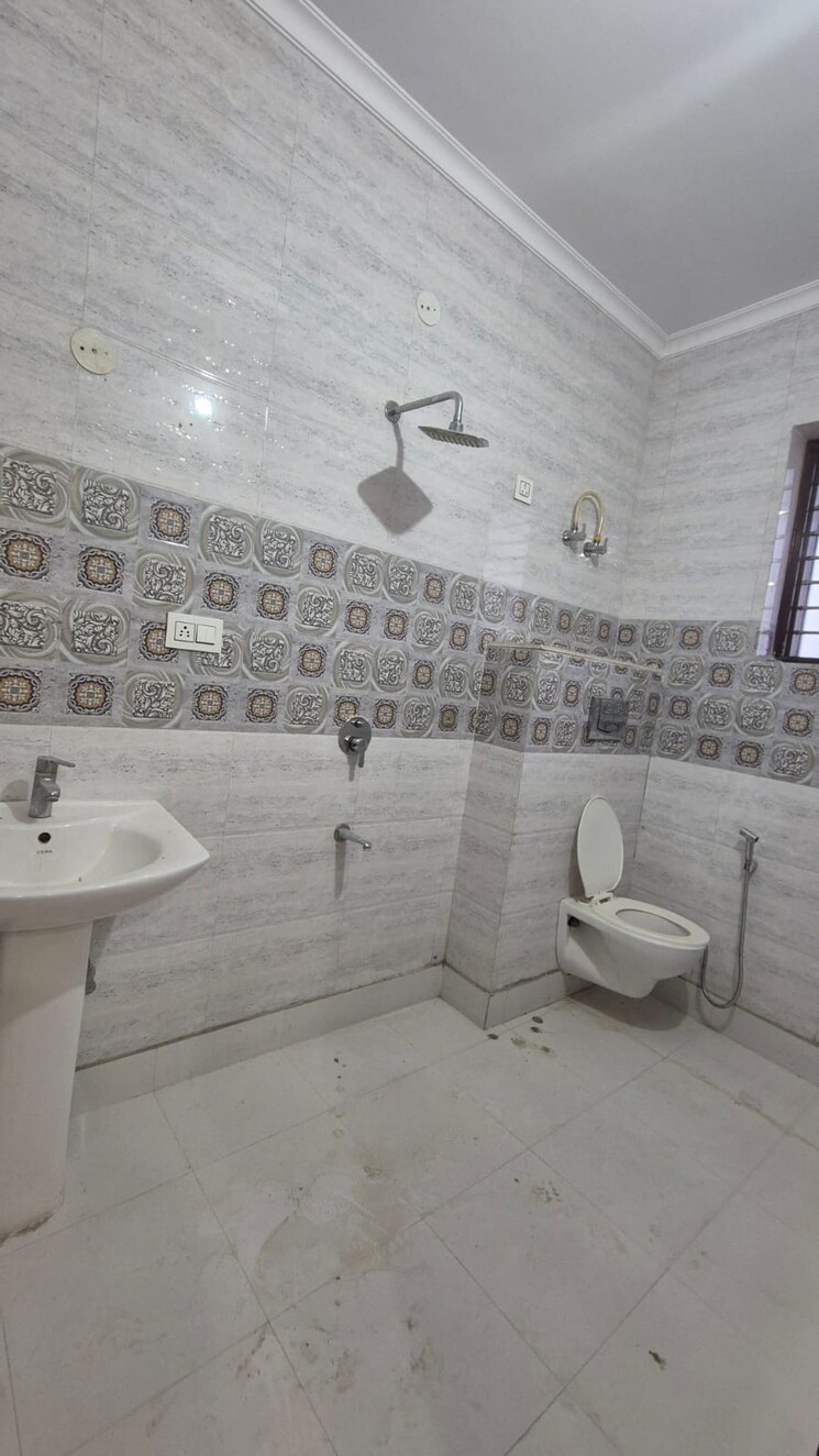 Bathroom, sainik colony 3 Bedroom 1377 Sq.Ft. Builder Floor In Sainik Colony Faridabad 9390206