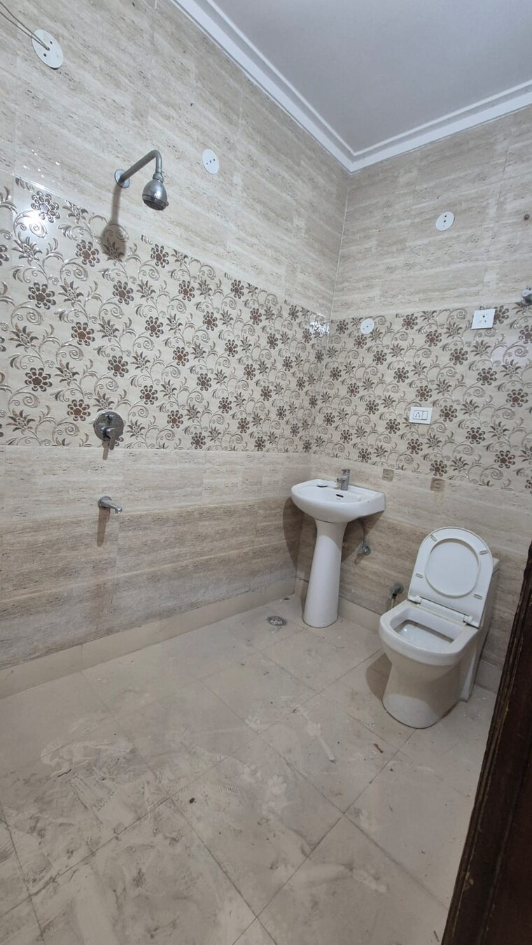 Bathroom, sainik colony 3 Bedroom 1377 Sq.Ft. Builder Floor In Sainik Colony Faridabad 9390206