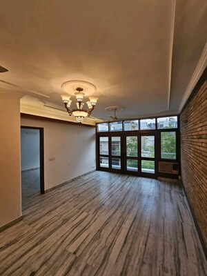 Room in 3 BHK Builder Floor at Boutique Residential Apartments C-1 9, Hauz Khas Enclave – for Rent