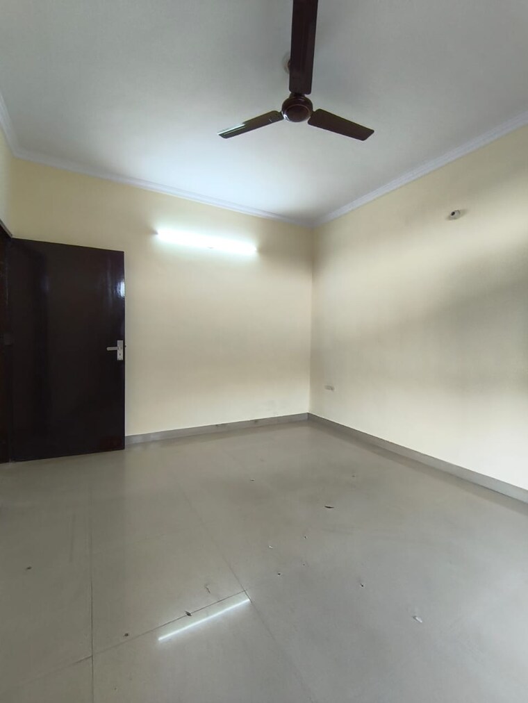Room, sector 45 3 Bedroom 2000 Sq.Ft. Apartment In Sector 45 Faridabad 9390245