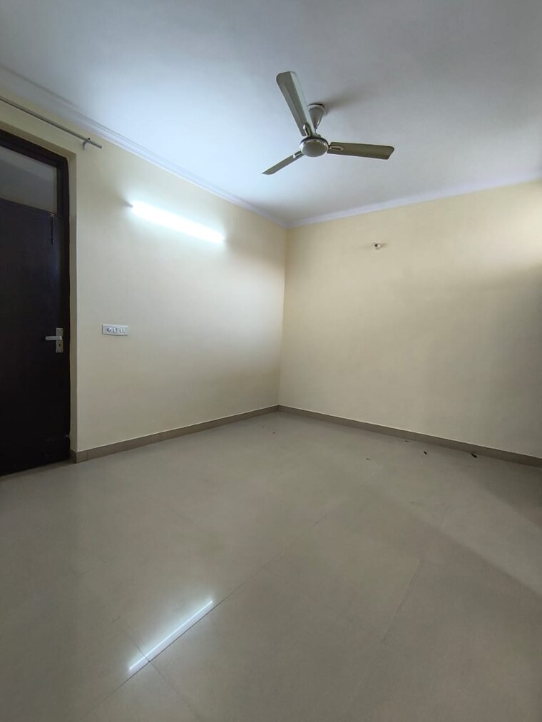 Room, sector 45 3 Bedroom 2000 Sq.Ft. Apartment In Sector 45 Faridabad 9390245
