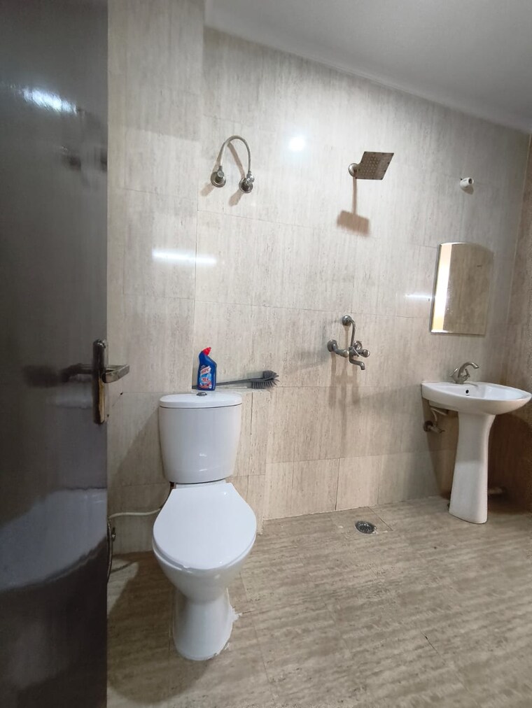 Bathroom, sector 45 3 Bedroom 2000 Sq.Ft. Apartment In Sector 45 Faridabad 9390245