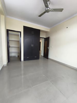 Room in 3 BHK Apartment at Sector 45 – for Sale