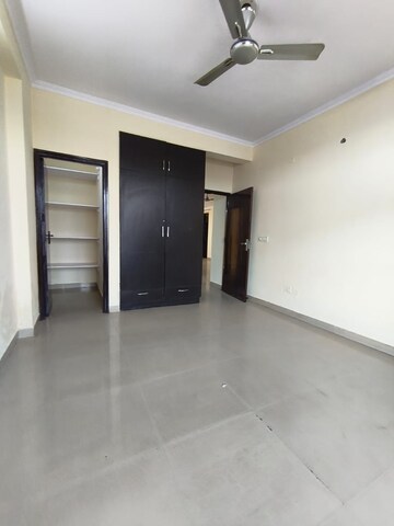 Room in 3 BHK Apartment at Sector 45 – for Sale