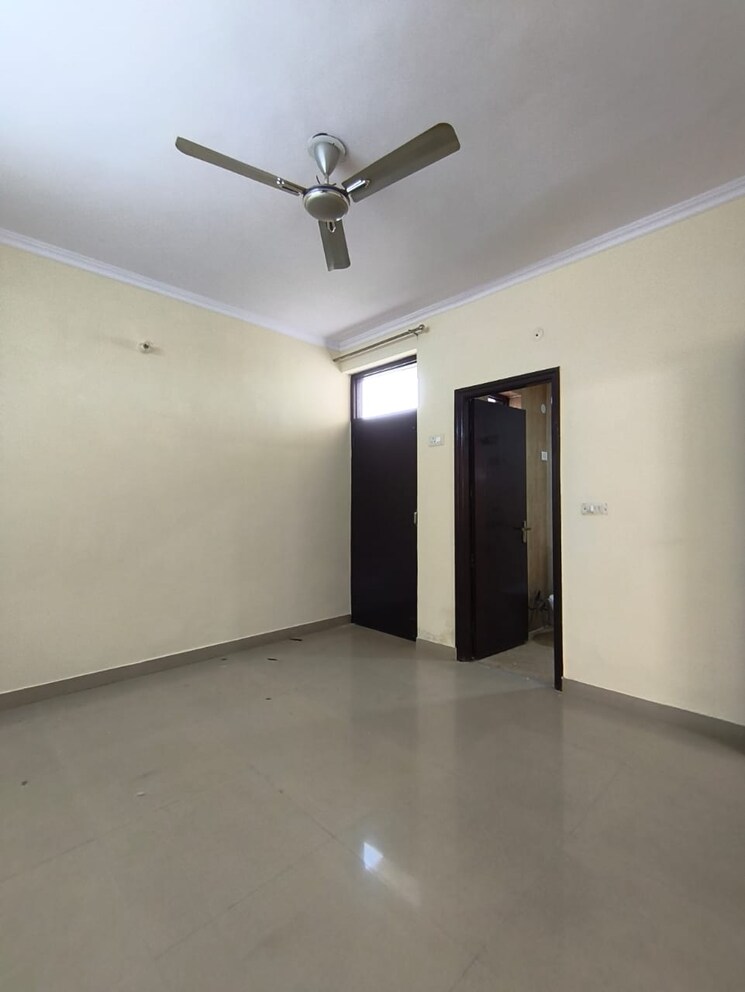 Room, sector 45 3 Bedroom 2000 Sq.Ft. Apartment In Sector 45 Faridabad 9390245