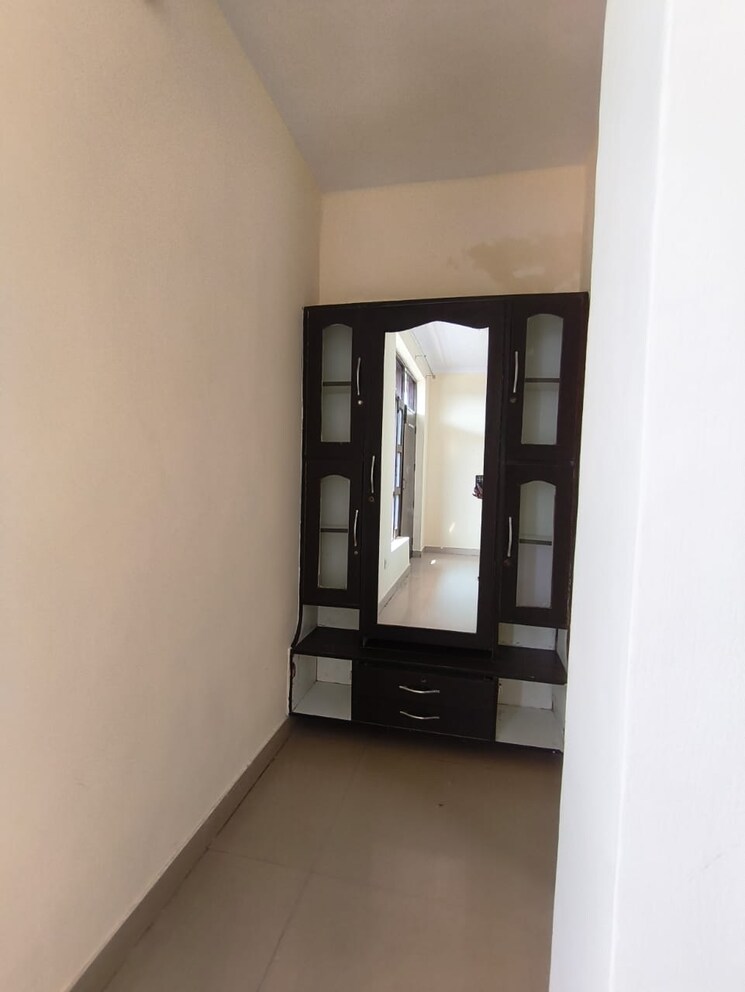 Room, sector 45 3 Bedroom 2000 Sq.Ft. Apartment In Sector 45 Faridabad 9390245