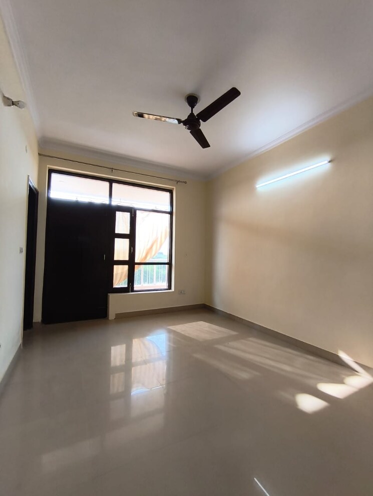 Room, sector 45 3 Bedroom 2000 Sq.Ft. Apartment In Sector 45 Faridabad 9390245