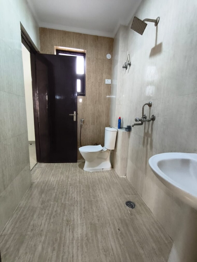 Bathroom, sector 45 3 Bedroom 2000 Sq.Ft. Apartment In Sector 45 Faridabad 9390245
