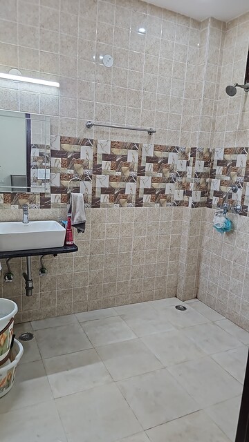 Bathroom in 1 BHK Builder Floor at Sector 40 – for Rent