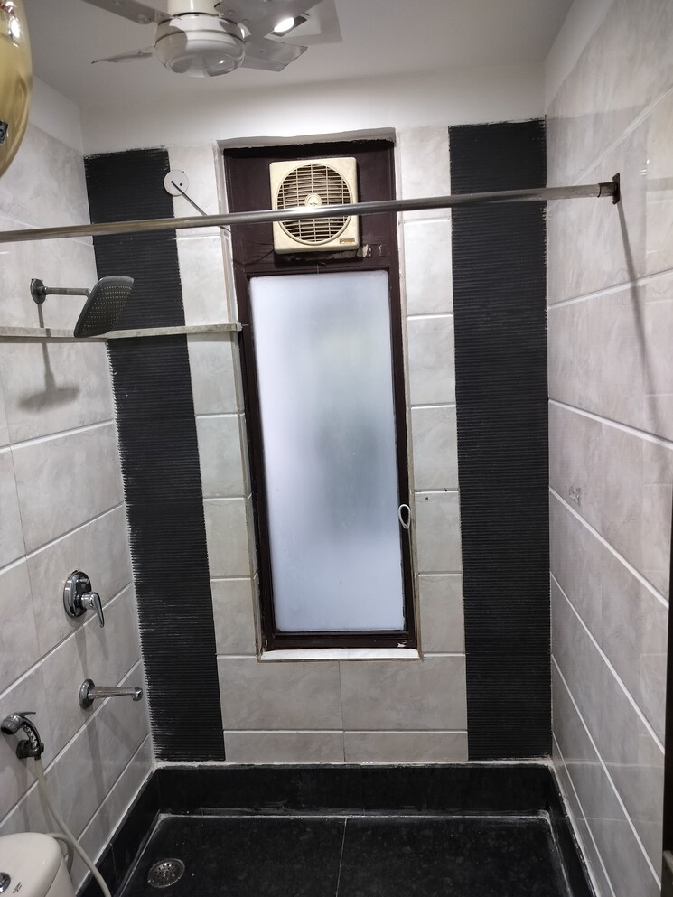 Bathroom, east-of-kailash-block-b-rwa 3 Bedroom 160 Sq.Yd. Builder Floor In East Of Kailash Delhi 9390334