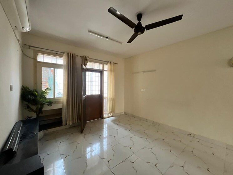 Room, jal-vayu-vihar-noida 3 Bedroom 1216 Sq.Ft. Apartment In Sector 21 Noida 9390420