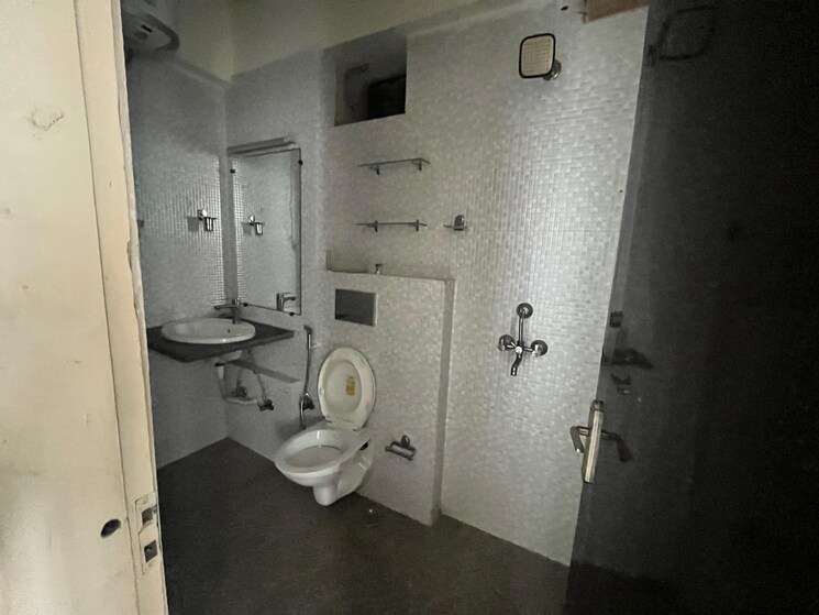 Bathroom, jal-vayu-vihar-noida 3 Bedroom 1216 Sq.Ft. Apartment In Sector 21 Noida 9390420