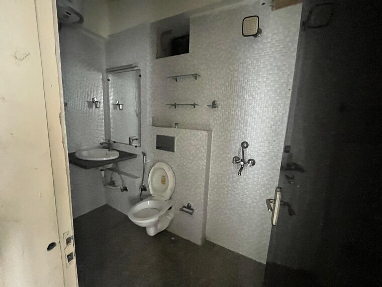 Bathroom, jal-vayu-vihar-noida 3 Bedroom 1216 Sq.Ft. Apartment In Sector 21 Noida 9390420