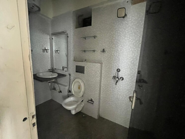 Bathroom, jal-vayu-vihar-noida 3 Bedroom 1216 Sq.Ft. Apartment In Sector 21 Noida 9390420