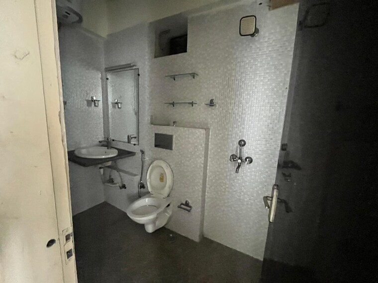 Bathroom, jal-vayu-vihar-noida 3 Bedroom 1216 Sq.Ft. Apartment In Sector 21 Noida 9390420