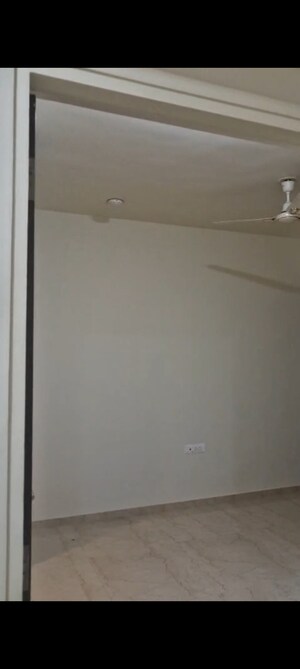 Room in 2 BHK Apartment at Courtyard by Narang Realty and The Wadhwa Group, Pokhran Road No Two – for Rent