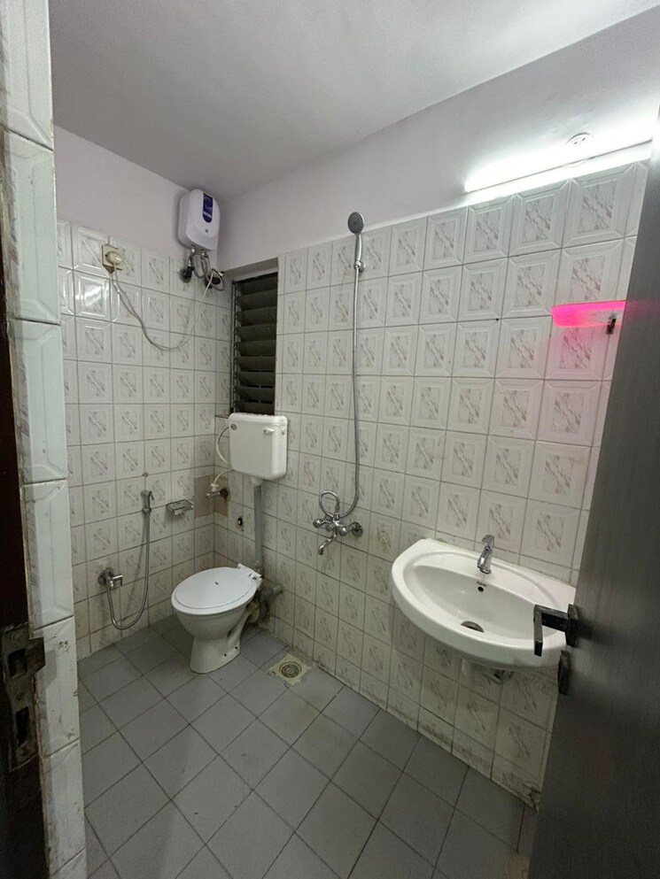 Bathroom, grenville-chs 2 Bedroom 835 Sq.Ft. Apartment In Andheri West Mumbai 9390501