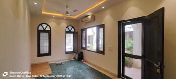 Room in 5 BHK Independent House at Sainik Farm – for Rent
