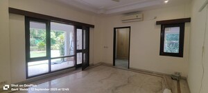 Room in 5 BHK Independent House at Sainik Farm – for Rent
