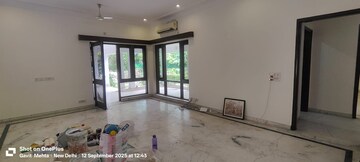 Room in 5 BHK Independent House at Sainik Farm – for Rent