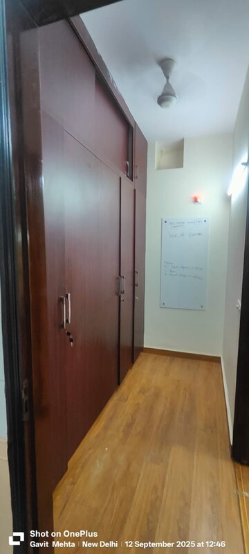 Room in 5 BHK Independent House at Sainik Farm – for Rent