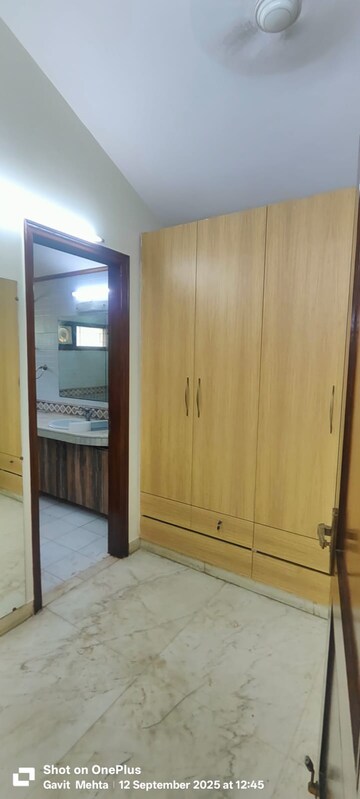 Room in 5 BHK Independent House at Sainik Farm – for Rent