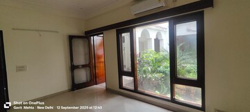 Room in 5 BHK Independent House at Sainik Farm – for Rent